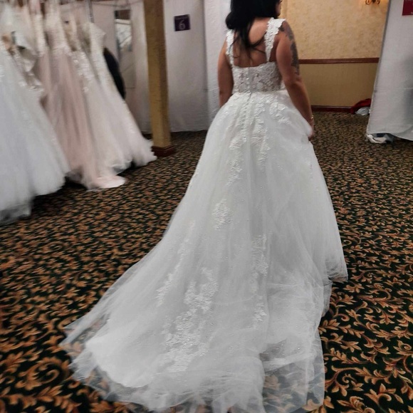 Elegant Lace Wedding Gown - Picture 2 of 2